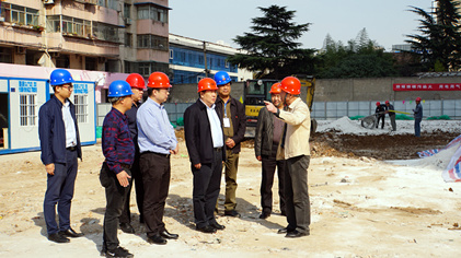 集團領(lǐng)導到農(nóng)墾花園小區(qū)檢查環(huán)境整改情況
