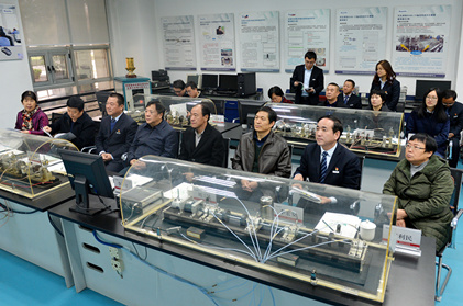 集團領(lǐng)導(dǎo)金輝陪同市人大財經(jīng)委主任李英才國資委主任劉三民一行赴陜鼓集團進行調(diào)研