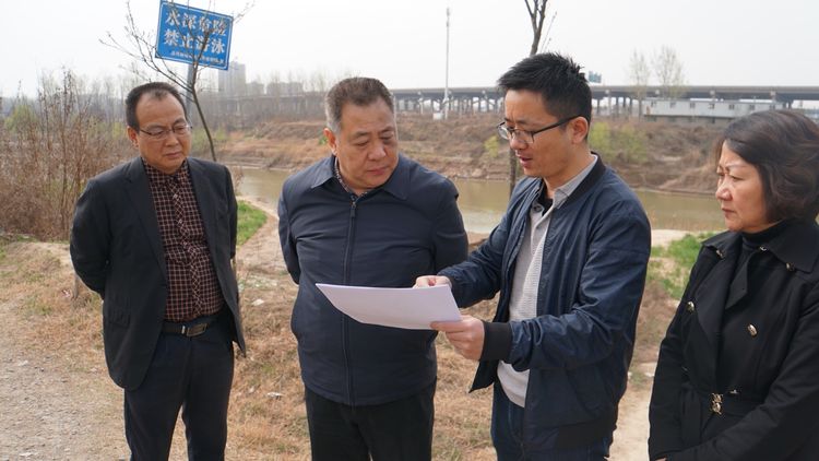 集團領(lǐng)導(dǎo)金輝赴涇陽產(chǎn)業(yè)基地就產(chǎn)業(yè)結(jié)構(gòu)調(diào)整、重點項目推進等進行工作調(diào)研